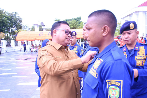 Pengukuhan, Pj Wali Kota Pasang Baret 11 Personil Damkar Palopo