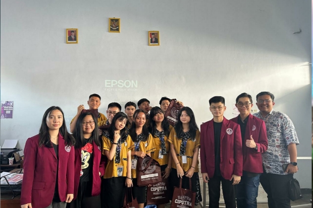 Mahasiswa UC Gelar Pengabdian Masyarakat di SMA Gamaliel Makassar