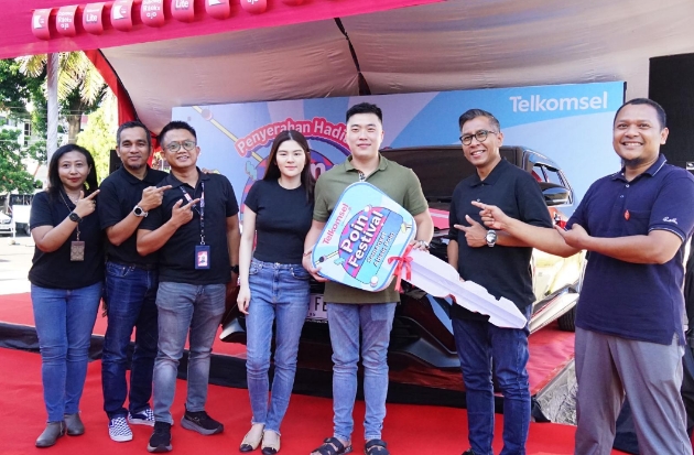 Undian Poin Festival, Pelanggan Telkomsel dari Makassar Menangkan Toyota Yaris Cross