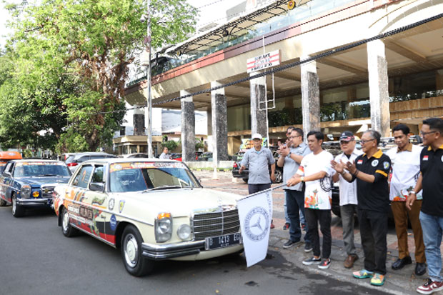 Pj Sekda Makassar Lepas Peserta Mercedes Benz Klasik Tour Der Sulawesi