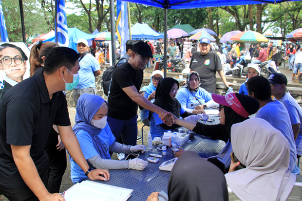 Rusdin Abdullah Jalan Sehat & Beri Pemeriksaan Gratis di GOR Sudiang