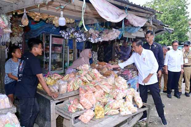 Jokowi Cek Harga Bahan Pokok di Pasar Sentral Palakka
