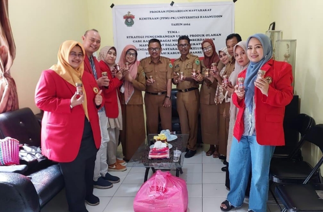 Tim Peneliti FEB Unhas Latih Warga Kembangkan Usaha Produk Olahan Cabai Rawit