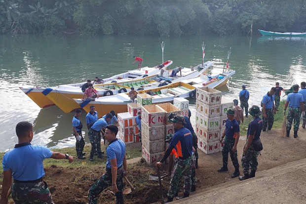 3 Ton Sampah Diangkut Petugas dari Aliran Sungai TPI Labuang
