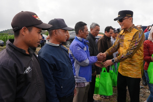 Gerakan Sulsel Menanam, Prof Zudan Serahkan Bantuan Bibit untuk Petani di Gowa