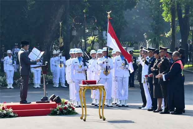 Presiden Jokowi Lantik 906 Perwira Polri-TNI Baru