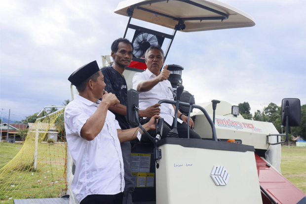 Bupati Budiman Serahkan Mesin Panen, Pupuk dan Benih Padi di Desa Lera