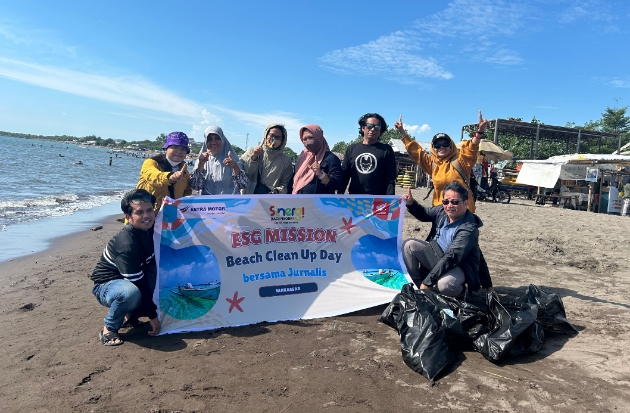 Kolaborasi Astra Motor Sulsel & Jurnalis Gelar Aksi Beach Clean Up Day