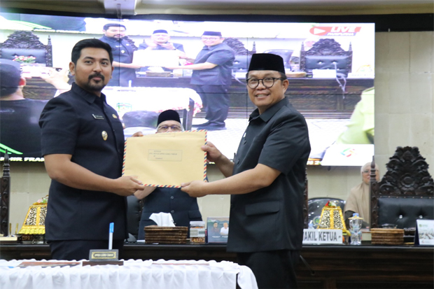 Wabup Akbar Serahkan Rancangan KUA PPAS TA 2024 Kepada DPRD Lutim