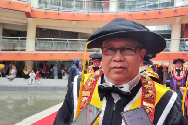 Kukuhkan 1.000 Lulusan, Rektor UNM Sebut Wisuda Langkah Awal ke Dunia Nyata