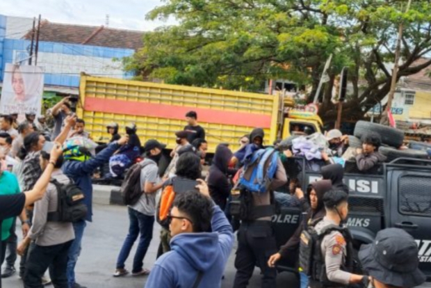 Polisi Amankan Mahasiswa Demo di Jalan Sultan Alauddin