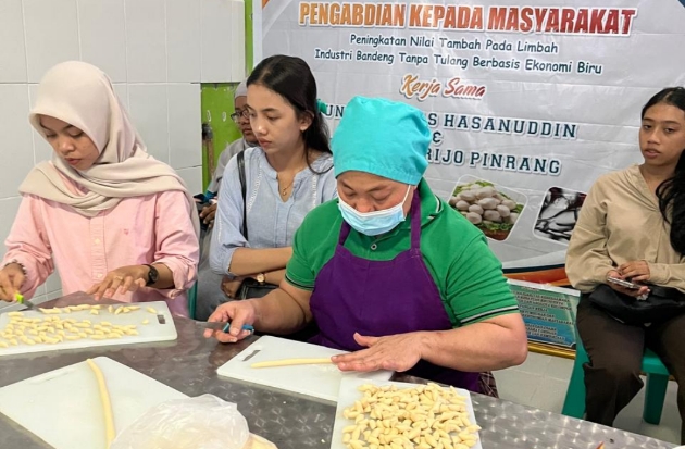 Tim PKM Unhas Kembangkan Inovasi Pengelolaan Limbah Industri Bandeng di Pinrang