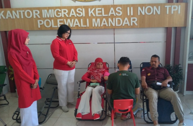 Hari Pengayoman ke-79, Kemenkumham Sulbar & Imigrasi Polman Gelar Donor Darah