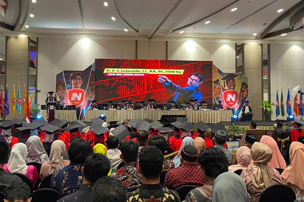 Wisuda Nobel Indonesia Usung Tema Superhero, Kukuhkan 327 Lulusan