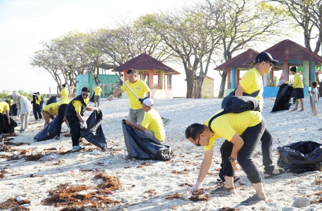 Indosat Dukung Pengendalian Pencemaran Sampah Laut Lewat Aksi Bersih Pantai di Pulau Lae-lae