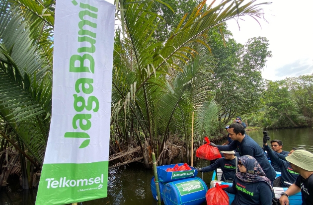 Telkomsel Jaga Bumi: Bersihkan Kawasan Geopark hingga Program Daur Ulang di Maros