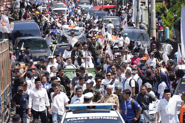 Lautan Massa Antar Ilham Azikin-Kanita Daftar ke KPU Bantaeng