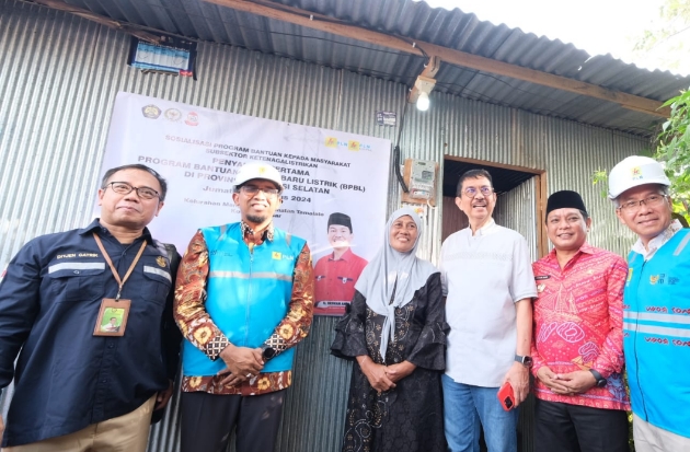 145 Keluarga Prasejahtera di Makassar Dapat Bantuan Sambungan Listrik PLN Gratis