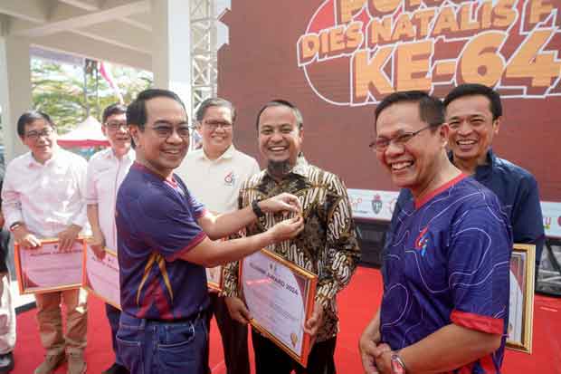 Andi Sudirman Raih Penghargaan Alumni Award Fakultas Teknik Unhas