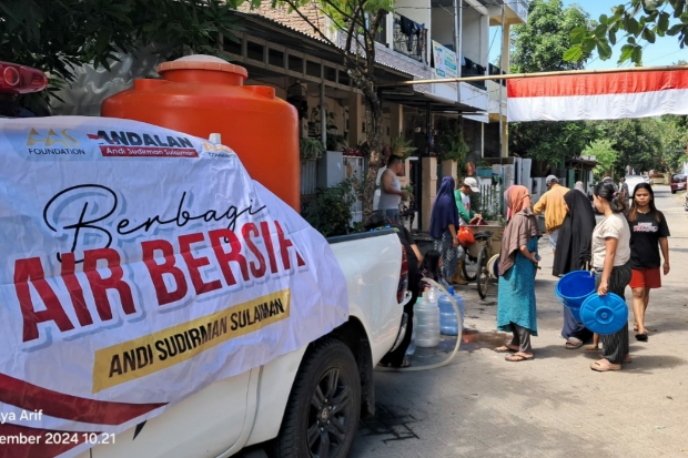 Andalan Sulsel Peduli dan AAS Community Bantu Warga Makassar Kesulitan Air Bersih