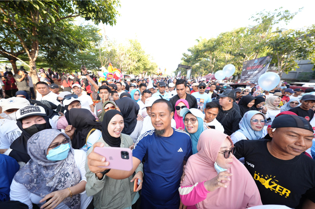 Puluhan Ribu Warga Gowa Ikut Jalan Anti Mager Bareng Cagub Andi Sudirman