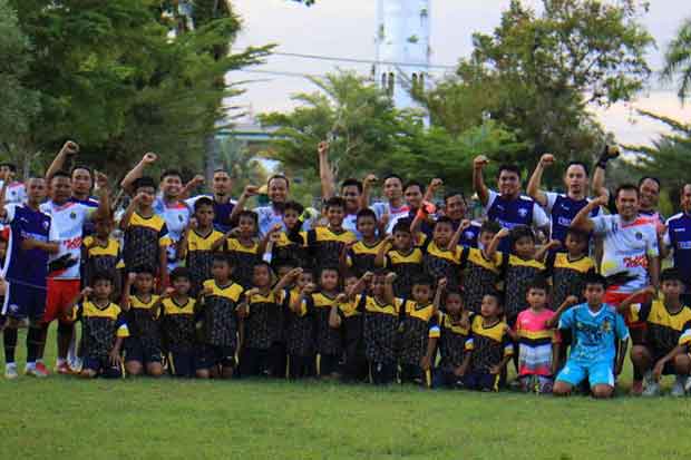 Andi Sudirman Ikut Main Bola Saat Melintas di Kota Palopo