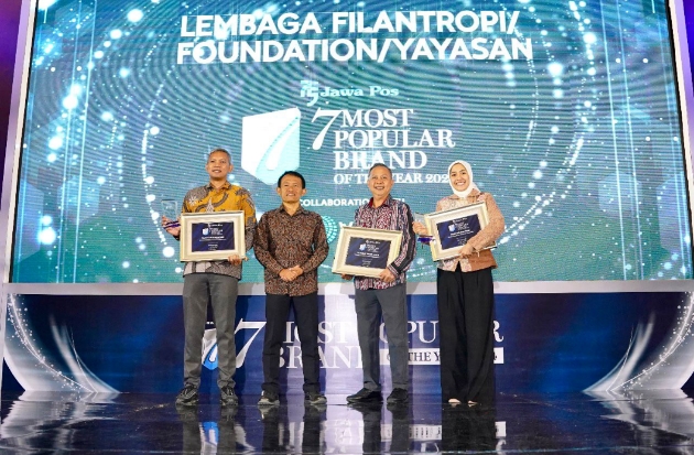 Yayasan Hadji Kalla Raih Penghargaan Lembaga Filantropi Terpopuler 2024