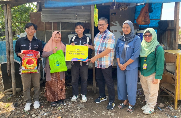 Gandeng Mahasiswa, PT GMTD Bagikan Paket Sembako di Kampung Pemulung