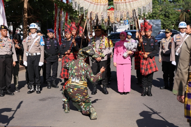 Kapolda Sulsel yang Baru Disambut Tarian Tradisional dan Anggaru