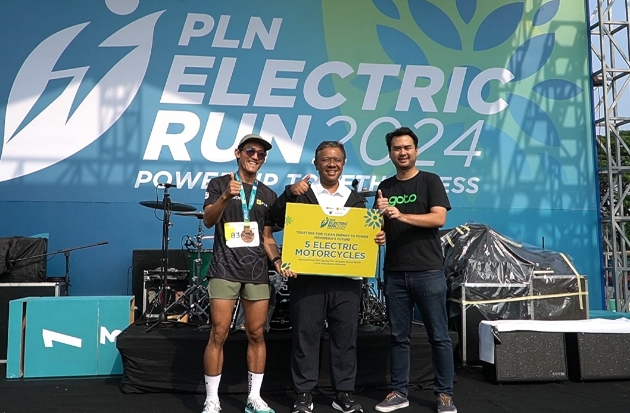 5 Pengemudi Ojol Prasejahtera Terima Motor Listrik di PLN Electric Run 2024