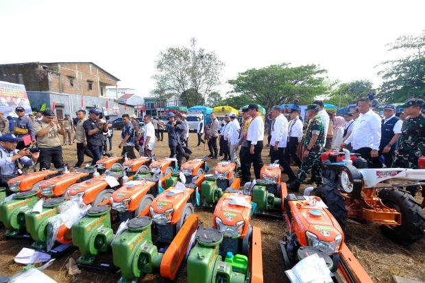 Mentan Serahkan Bantuan  Pertanian Rp65,4 Miliar untuk Kabupaten Gowa