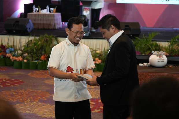 Diberikan kepada Ketua KPU Gowa, Buku Karya Amir Uskara jadi Rujukan di Sejumlah Daerah