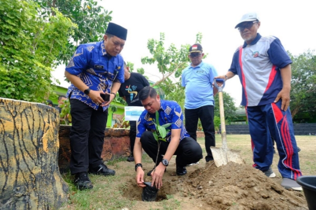 Peringatan Hari Santri Nasional, Bupati Gowa Tanam Pohon di Ponpes Sulhas