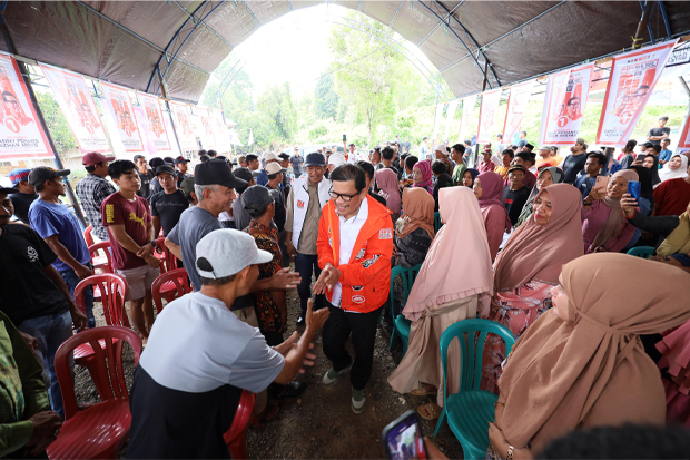 Petani Cengkeh Curhat di Luwu, Danny-Azhar Akan Stabilkan dan Sejahterakan