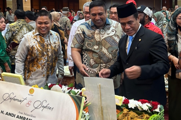 Di Hari Pertama Kembali Berkantor, Mentan Beri Tumpeng ke Chaidir Syam