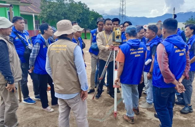 PLN Bantu Masyarakat Morowali Utara Raih Sertifikat Juru Ukur Pertanahan