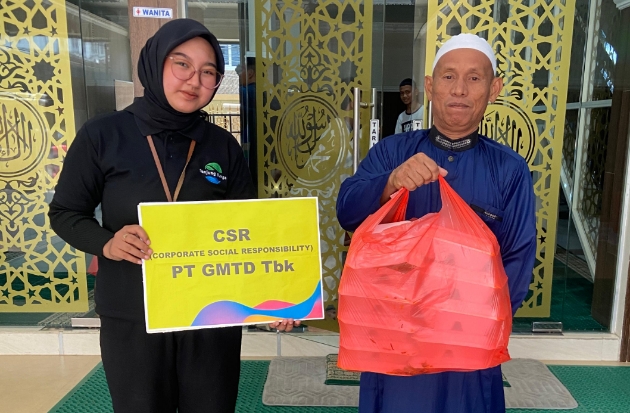 Jumat Berbagi, PT GMTD Bagikan Paket Nasi Kotak di Masjid