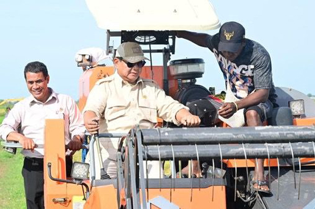 Presiden Prabowo dan Amran Turun ke Sawah di Marauke, Tinjau Program Swasembada Pangan