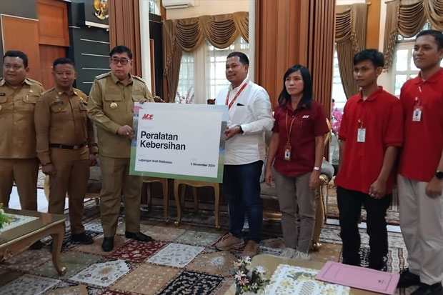 Serahkan CSR Alat Kebersihan, Pj Wali Kota Apresiasi Kehadiran PT ACE di Parepare