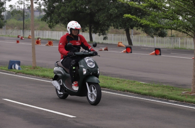 Simak Tips Berkendara dengan Sepeda Motor saat Hujan