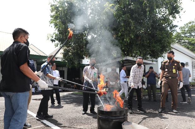 Sudah Inkrah, Kejari Musnahkan Sejumlah Barang Bukti Tindak Pidana