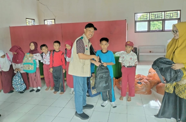 Zakat Pegawai PLN Bantu Semangat Juang Siswa SDN 163 Lalebata