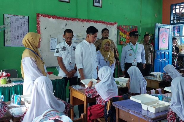 Wapres Gibran Pantau Pembagian 800 Paket Makan Siang untuk Siswa di Maros