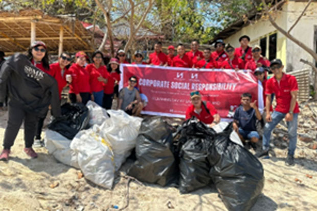 Swiss-Belinn Panakkukang dan Swiss-Belhotel Makassar Bersih-Bersih di Pulau Samalona