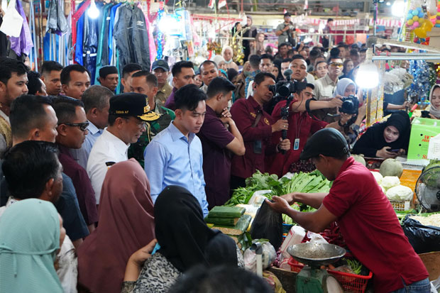 Wapres Gibran Tinjau Harga Kebutuhan Pokok di Kabupaten Maros