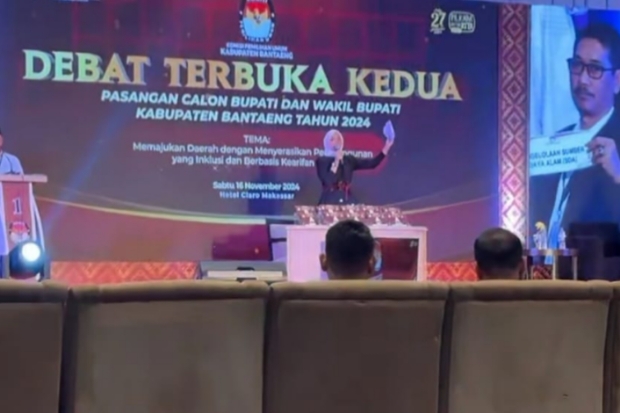 Berisik, Moderator Debat Pilkada Bantaeng Berulangkali Minta Pendukung Tertib