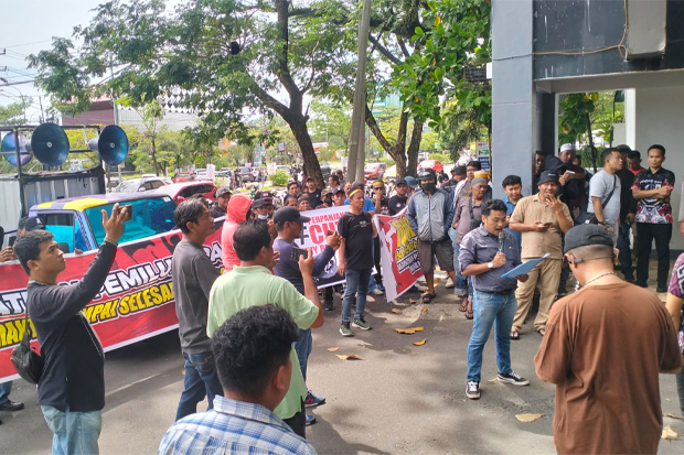 Demo di Kantor Gubernur, Aliansi Penyelamat Demokrasi Tuntut Perpanjang Cuti Walikota Makassar