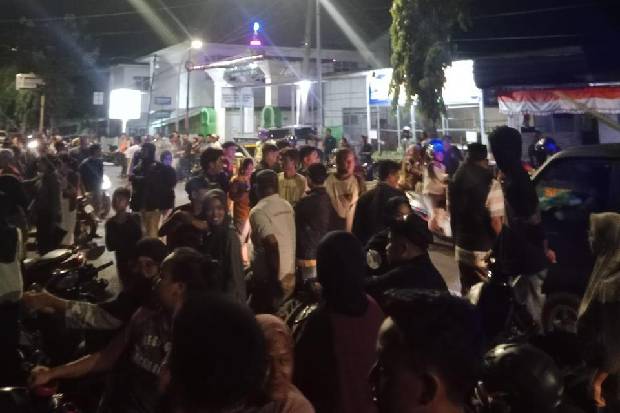 Warga Gerebek Lurah Letta, Diduga Kumpulkan Pendukung Paslon di Kantornya Malam Hari