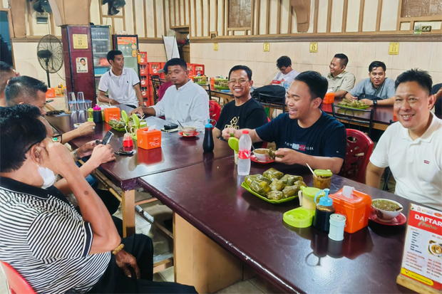 Amir Uskara Nikmati Masa Tenang dengan Makan Coto Bersama Tim di Warung Coto Sunggu