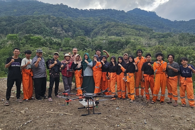 Polipangkep Perkenalkan Teknologi Drone Spraying